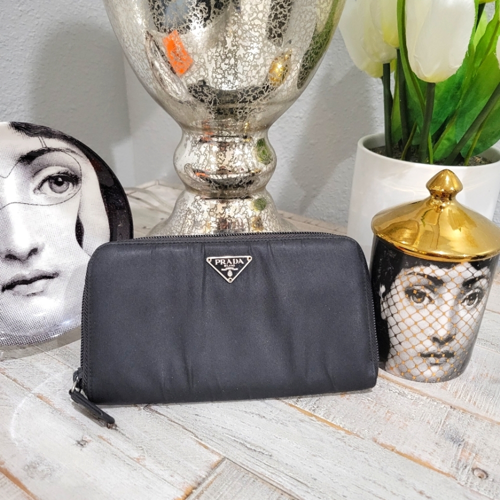 #00116 Prada tessuto zippy wallet